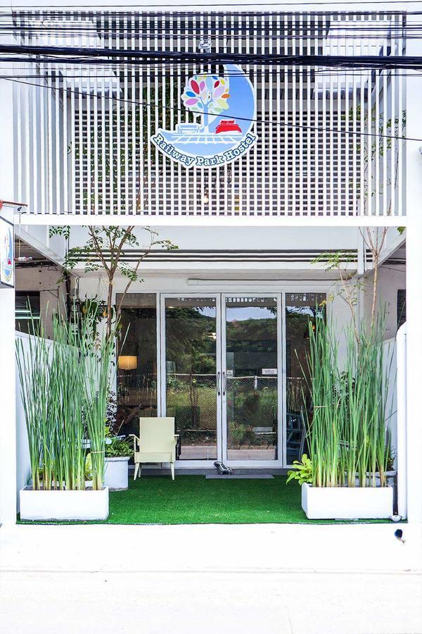 Railway Park Hostel チエンマイ エクステリア 写真