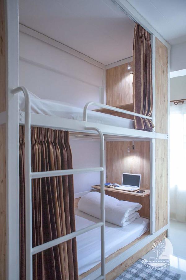 Railway Park Hostel チエンマイ エクステリア 写真